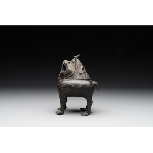 735 - A Chinese bronze 'luduan' incense burner and cover, MingH.: 15,5 cm
Weight: 727 grams... 