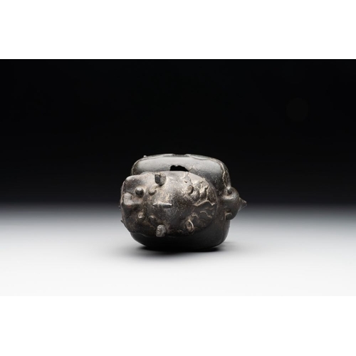 735 - A Chinese bronze 'luduan' incense burner and cover, MingH.: 15,5 cm
Weight: 727 grams... 