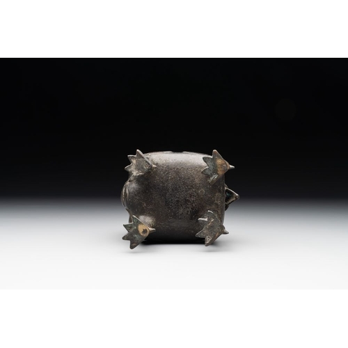 735 - A Chinese bronze 'luduan' incense burner and cover, MingH.: 15,5 cm
Weight: 727 grams... 