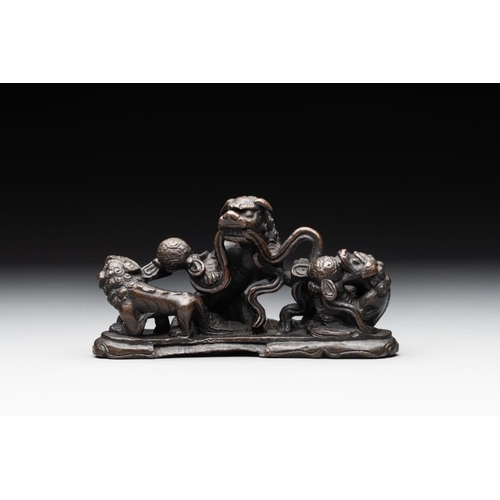 736 - A rare Chinese bronze 'three dancing lions' paperweight or brush rest, MingL: 14,5 cm - H.: 8 cm
Wei... 