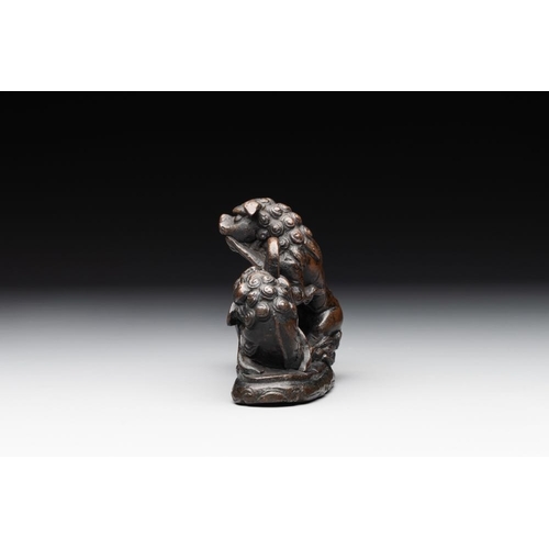 736 - A rare Chinese bronze 'three dancing lions' paperweight or brush rest, MingL: 14,5 cm - H.: 8 cm
Wei... 