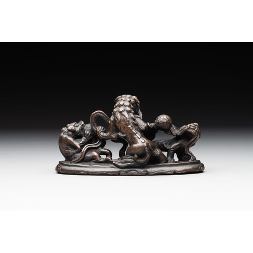 736 - A rare Chinese bronze 'three dancing lions' paperweight or brush rest, MingL: 14,5 cm - H.: 8 cm
Wei... 