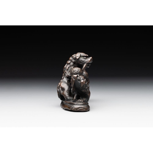 736 - A rare Chinese bronze 'three dancing lions' paperweight or brush rest, MingL: 14,5 cm - H.: 8 cm
Wei... 