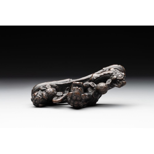 736 - A rare Chinese bronze 'three dancing lions' paperweight or brush rest, MingL: 14,5 cm - H.: 8 cm
Wei... 