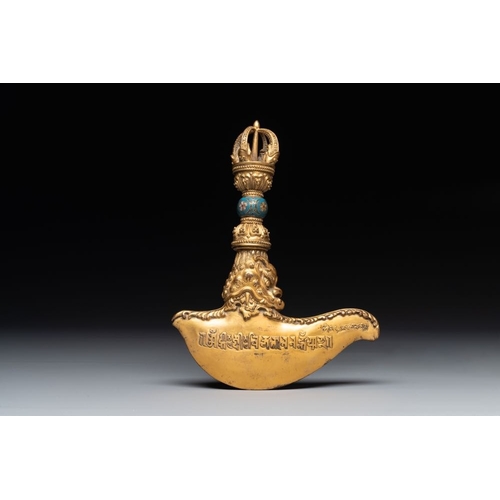 738 - A Sino-Tibetan gilt copper and cloisonne vajra kartika with inscriptions, 19/20th C.Dim.: 20 x 15 x ... 