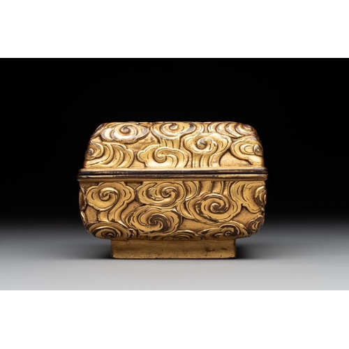 739 - A Chinese square gilt bronze ink box and cover , Xuande mark and possibly of the periodDim.: 7,5 x 7... 