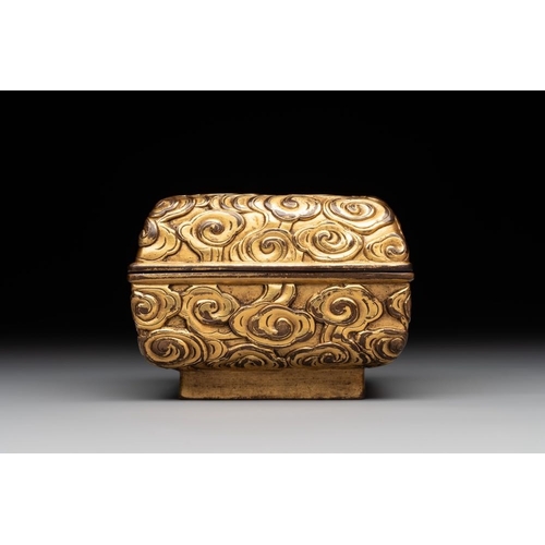 739 - A Chinese square gilt bronze ink box and cover , Xuande mark and possibly of the periodDim.: 7,5 x 7... 