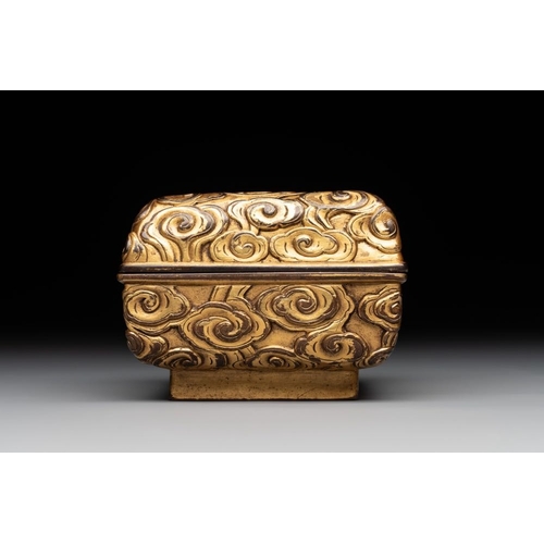 739 - A Chinese square gilt bronze ink box and cover , Xuande mark and possibly of the periodDim.: 7,5 x 7... 