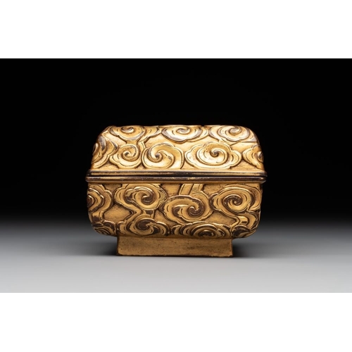 739 - A Chinese square gilt bronze ink box and cover , Xuande mark and possibly of the periodDim.: 7,5 x 7... 