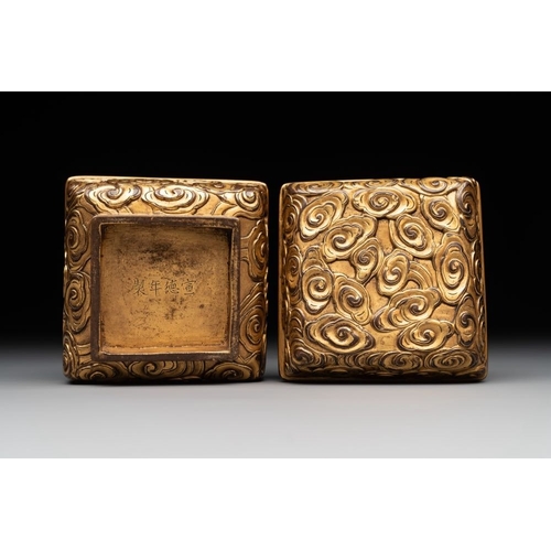 739 - A Chinese square gilt bronze ink box and cover , Xuande mark and possibly of the periodDim.: 7,5 x 7... 