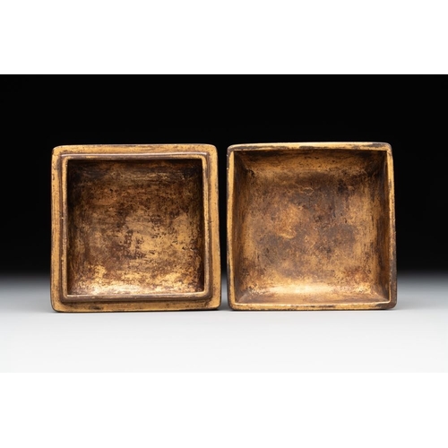 739 - A Chinese square gilt bronze ink box and cover , Xuande mark and possibly of the periodDim.: 7,5 x 7... 