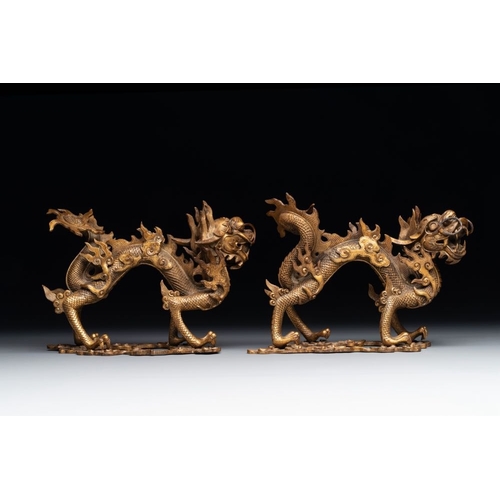 740 - A pair of Chinese gilt bronze dragons among flames and clouds, 19/20th C.L.: 17,8 cm - H.: 13,5 cm
W... 