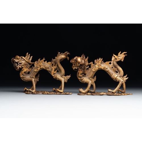 740 - A pair of Chinese gilt bronze dragons among flames and clouds, 19/20th C.L.: 17,8 cm - H.: 13,5 cm
W... 