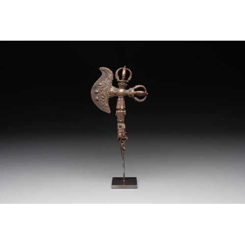 741 - A Tibetan bronze and cast iron ritual dagger or 'phurba', 18/19th C.L.: 13,5 cm -H.: 21,5 cm (excl. ... 