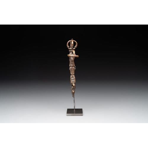 741 - A Tibetan bronze and cast iron ritual dagger or 'phurba', 18/19th C.L.: 13,5 cm -H.: 21,5 cm (excl. ... 