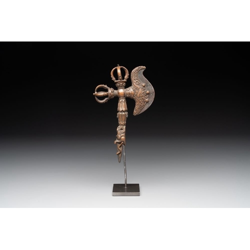 741 - A Tibetan bronze and cast iron ritual dagger or 'phurba', 18/19th C.L.: 13,5 cm -H.: 21,5 cm (excl. ... 