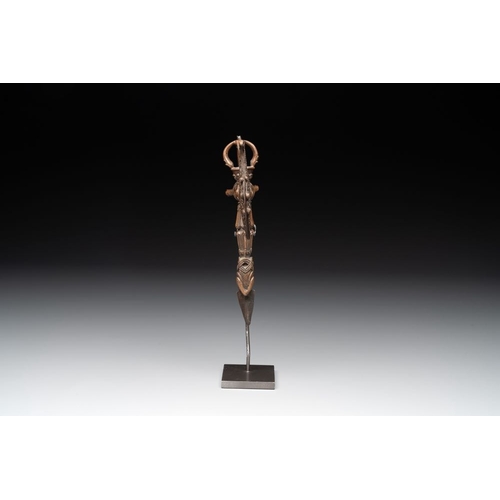 741 - A Tibetan bronze and cast iron ritual dagger or 'phurba', 18/19th C.L.: 13,5 cm -H.: 21,5 cm (excl. ... 