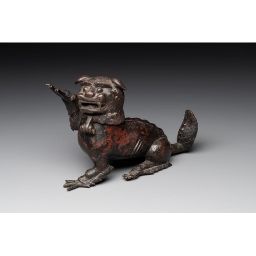 742 - A rare Chinese bronze lion-form incense burner and cover, Song/MingDim.: 22,5 x 9,5 x 14,2 cm
Weight... 