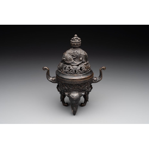 743 - A Chinese bronze 'elephant' censer and cover, Qianlong mark, 18/19th C.H.: 24,1 cm (incl. cover)
Wei... 