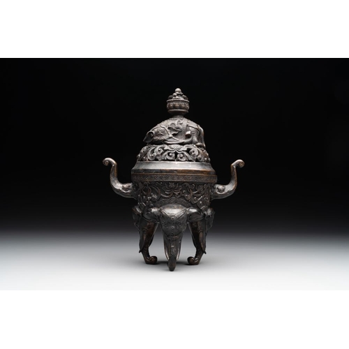 743 - A Chinese bronze 'elephant' censer and cover, Qianlong mark, 18/19th C.H.: 24,1 cm (incl. cover)
Wei... 