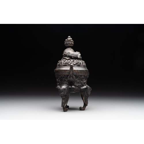 743 - A Chinese bronze 'elephant' censer and cover, Qianlong mark, 18/19th C.H.: 24,1 cm (incl. cover)
Wei... 