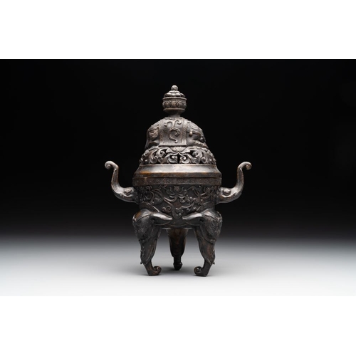 743 - A Chinese bronze 'elephant' censer and cover, Qianlong mark, 18/19th C.H.: 24,1 cm (incl. cover)
Wei... 