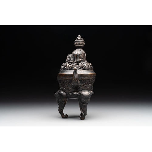 743 - A Chinese bronze 'elephant' censer and cover, Qianlong mark, 18/19th C.H.: 24,1 cm (incl. cover)
Wei... 