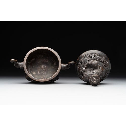 743 - A Chinese bronze 'elephant' censer and cover, Qianlong mark, 18/19th C.H.: 24,1 cm (incl. cover)
Wei... 