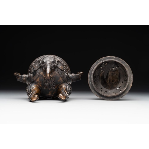 743 - A Chinese bronze 'elephant' censer and cover, Qianlong mark, 18/19th C.H.: 24,1 cm (incl. cover)
Wei... 