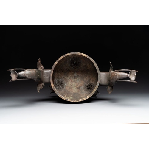 745 - A massive Chinese archaistic bronze 'elephant' censer and cover, MingL.: 62 cm - H.: 54 cm
Weight: 1... 