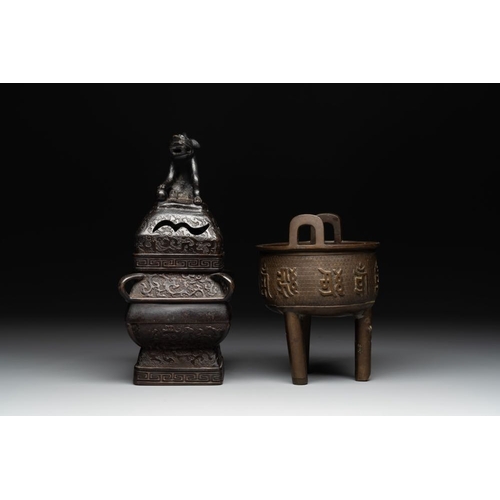 746 - A Chinese bronze covered censer and a tripod censer, Ming/QingH.: 26,8 cm (the covered censer)H.: 18... 