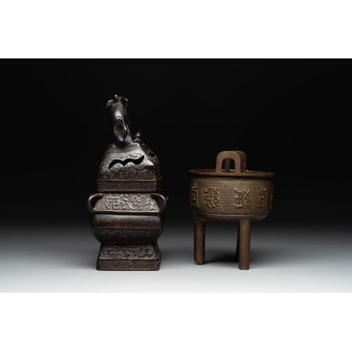 746 - A Chinese bronze covered censer and a tripod censer, Ming/QingH.: 26,8 cm (the covered censer)H.: 18... 