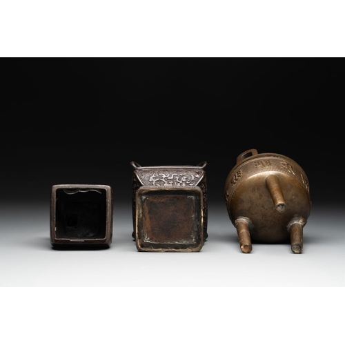 746 - A Chinese bronze covered censer and a tripod censer, Ming/QingH.: 26,8 cm (the covered censer)H.: 18... 