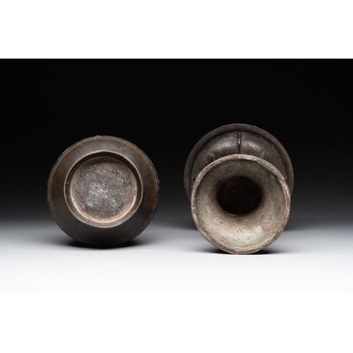 747 - Two Chinese archaistic bronze vases with relief design, MingH.: 28,4 cm (the tallest)H.: 26,7 cm (th... 