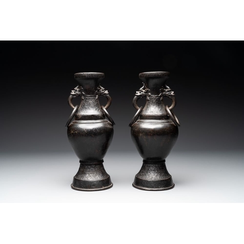 749 - A pair of Chinese bronze vases with 'dragon' handles, Yuan/MingH.: 30 cm
Weight:- 2453 grams- 2488 g... 