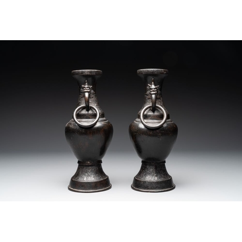 749 - A pair of Chinese bronze vases with 'dragon' handles, Yuan/MingH.: 30 cm
Weight:- 2453 grams- 2488 g... 