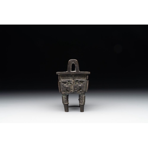 752 - A Chinese archaistic gold and silver-inlaid bronze rectangular bronze censer, 'fangding ', MingH.: 1... 