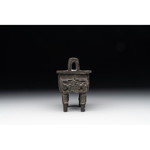 752 - A Chinese archaistic gold and silver-inlaid bronze rectangular bronze censer, 'fangding ', MingH.: 1... 