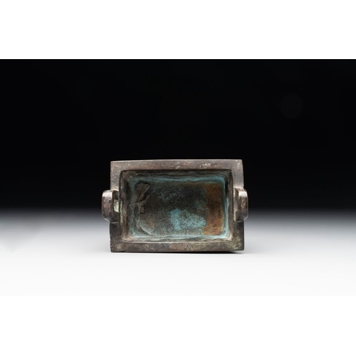 752 - A Chinese archaistic gold and silver-inlaid bronze rectangular bronze censer, 'fangding ', MingH.: 1... 