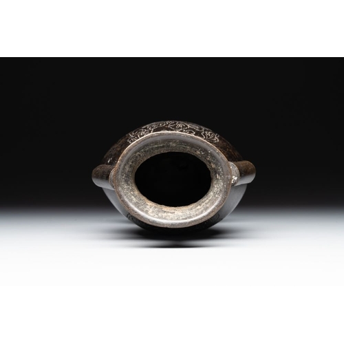 754 - A rare archaistic bronze 'touhu' vase, Tianshun Mark, MingH.: 22,3 cm
Weight: 640 grams
... 