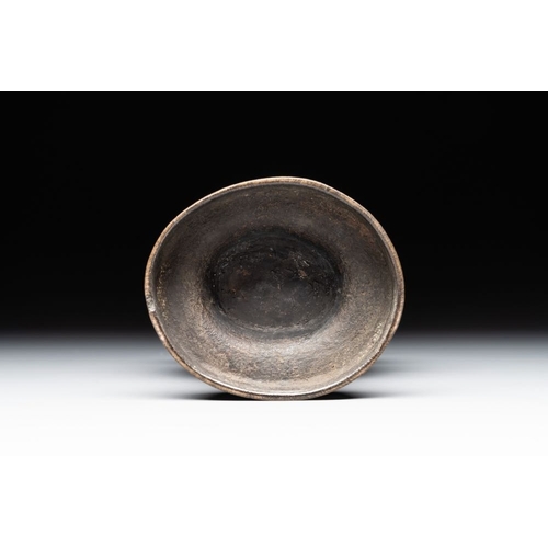 754 - A rare archaistic bronze 'touhu' vase, Tianshun Mark, MingH.: 22,3 cm
Weight: 640 grams
... 