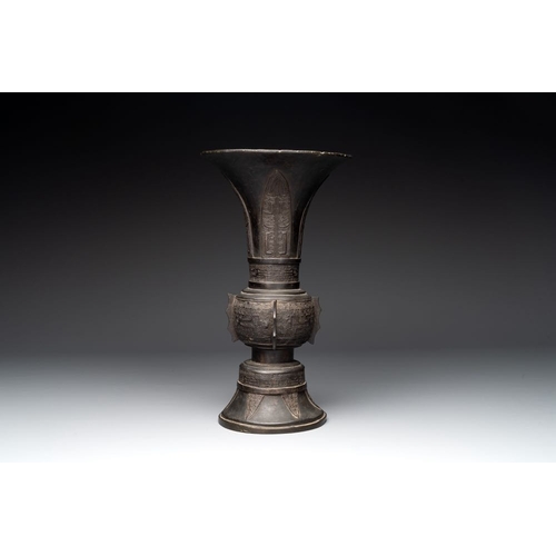 755 - A Chinese archaistic bronze 'gu' vase with relief design, MingH.: 35,3 cm
Weight: 5694 grams
... 