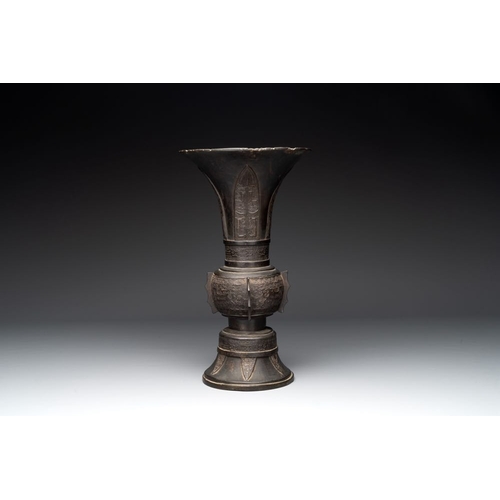 755 - A Chinese archaistic bronze 'gu' vase with relief design, MingH.: 35,3 cm
Weight: 5694 grams
... 