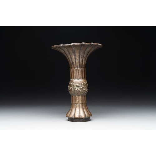 756 - A Chinese bronze 'gu' vase with chilong, Xuande mark, late Ming/early QingH.: 27,4 cm
Weight: 1444 g... 