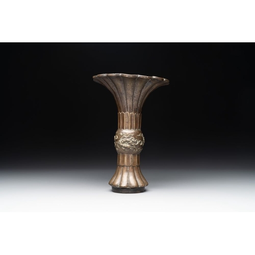 756 - A Chinese bronze 'gu' vase with chilong, Xuande mark, late Ming/early QingH.: 27,4 cm
Weight: 1444 g... 