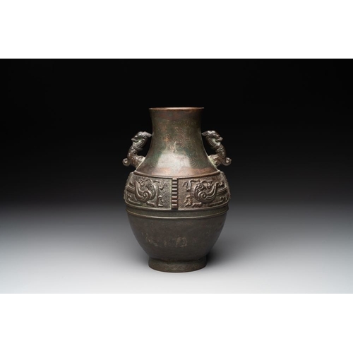 757 - A Chinese silver-inlaid archaistic bronze vase, Da Tang Yuan Nian  mark, 17/18th C.H.: 26,5 cmWeight... 