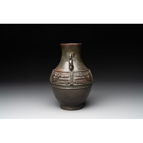 757 - A Chinese silver-inlaid archaistic bronze vase, Da Tang Yuan Nian  mark, 17/18th C.H.: 26,5 cmWeight... 