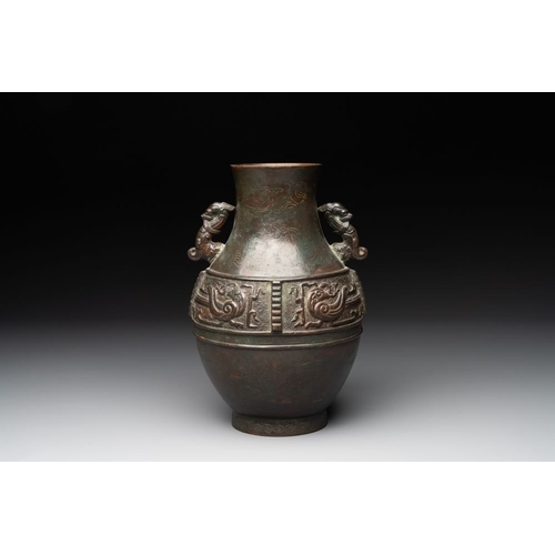 757 - A Chinese silver-inlaid archaistic bronze vase, Da Tang Yuan Nian  mark, 17/18th C.H.: 26,5 cmWeight... 