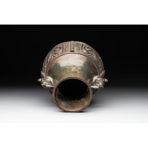 757 - A Chinese silver-inlaid archaistic bronze vase, Da Tang Yuan Nian  mark, 17/18th C.H.: 26,5 cmWeight... 