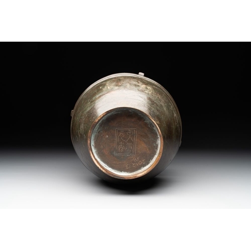 757 - A Chinese silver-inlaid archaistic bronze vase, Da Tang Yuan Nian  mark, 17/18th C.H.: 26,5 cmWeight... 